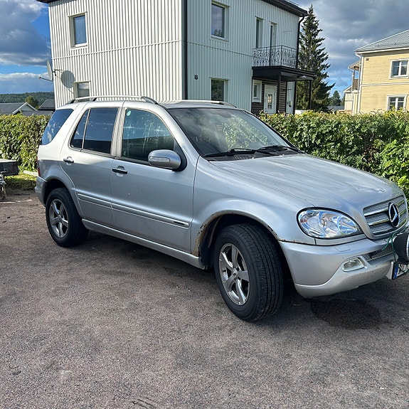 Mercedes-Benz ML270 4 of 6