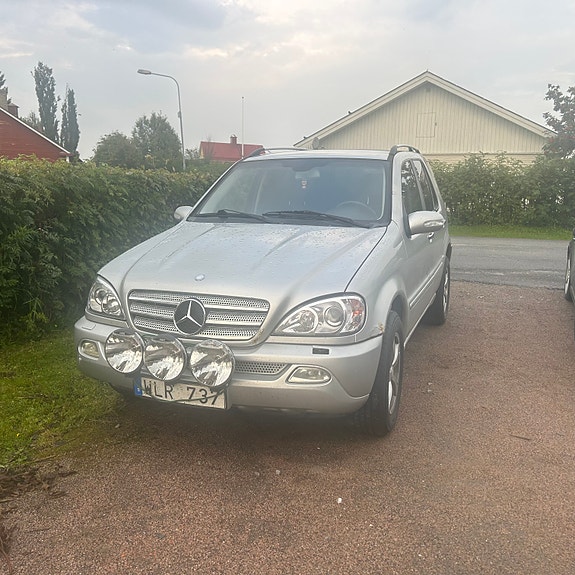 Mercedes-Benz ML270 2 of 6
