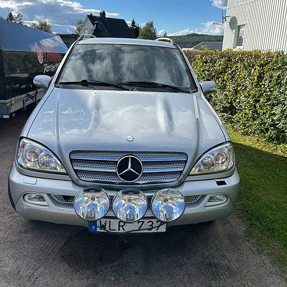 Mercedes-Benz ML270 3 of 6