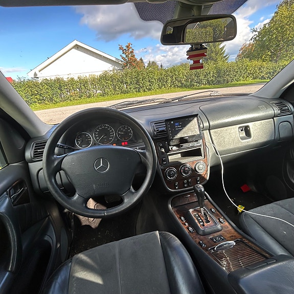 Mercedes-Benz ML270 5 of 6