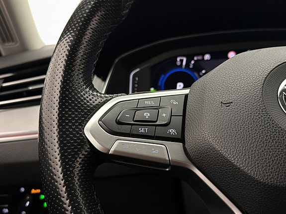 Volkswagen Passat 13 of 29