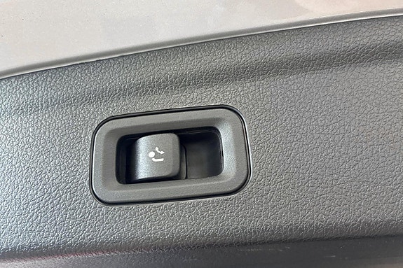 Mercedes-Benz GLE53 12 of 22
