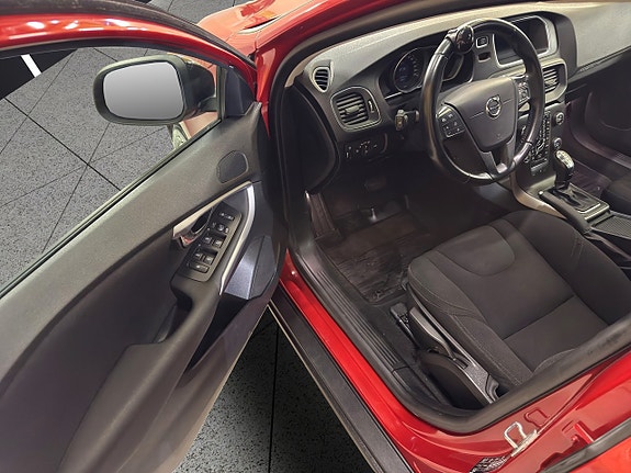 Volvo V40 Cross Country 14 of 27