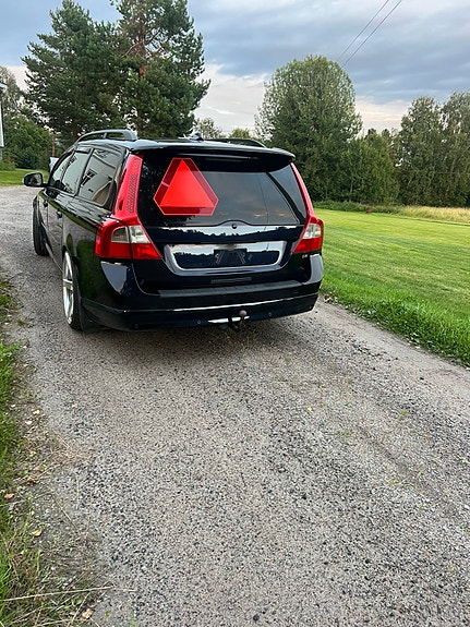Volvo V70 3 of 5