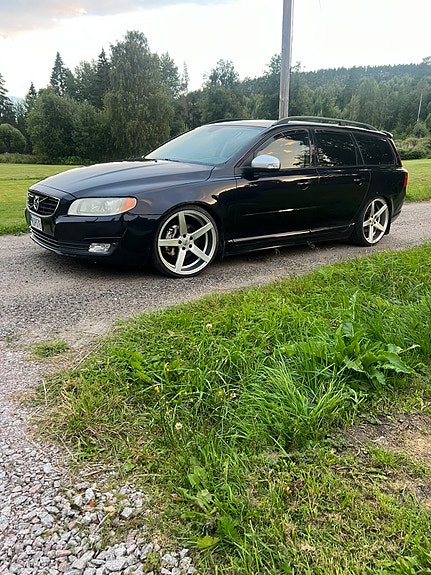 Volvo V70 2 of 5