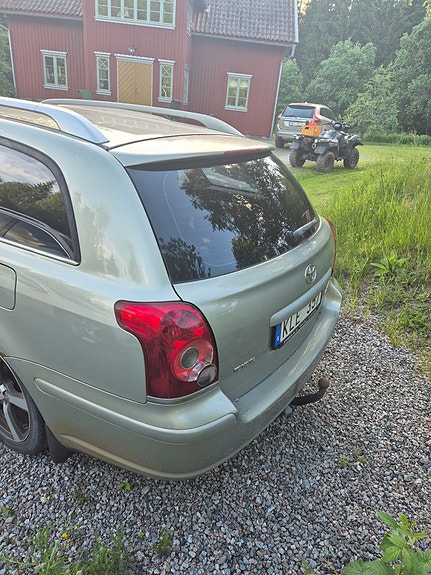 Toyota Avensis 3 of 6