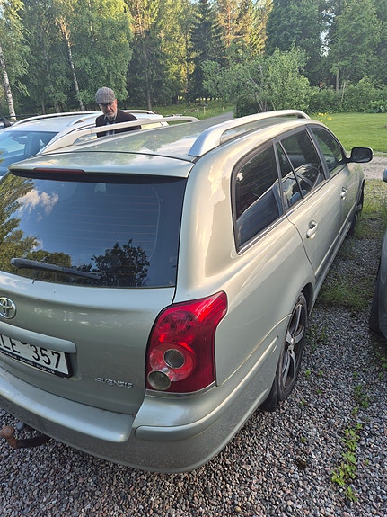 Toyota Avensis 2 of 6