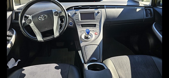 Toyota Prius Plug-in Hybrid 6 of 8