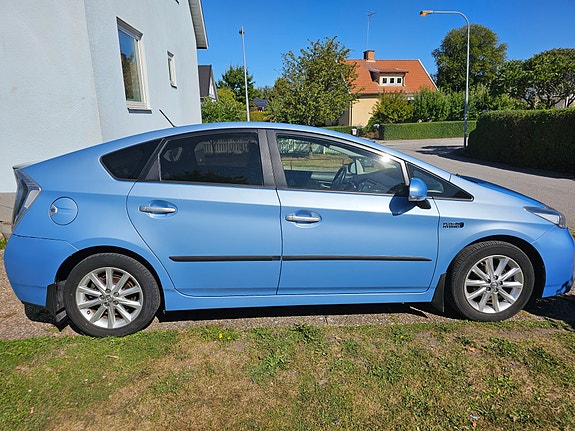 Toyota Prius Plug-in Hybrid 2 of 8