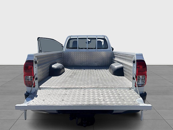 Toyota HiLux 7 of 12