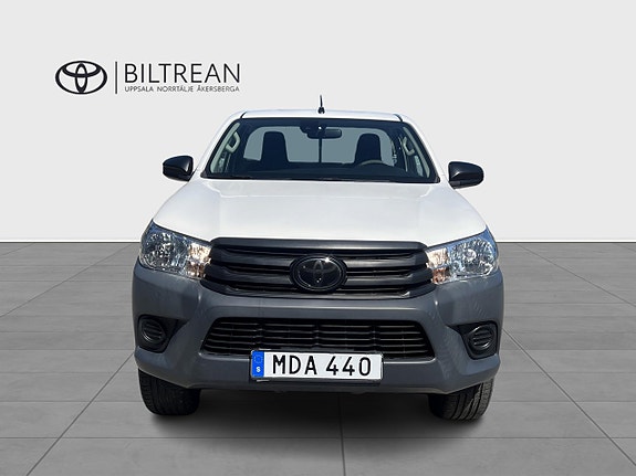 Toyota HiLux 2 of 12