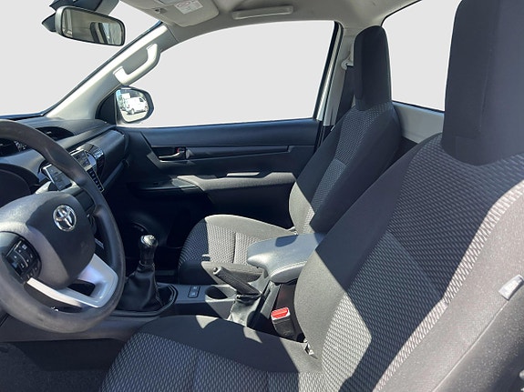 Toyota HiLux 10 of 12