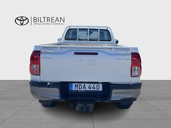 Toyota HiLux 6 of 12