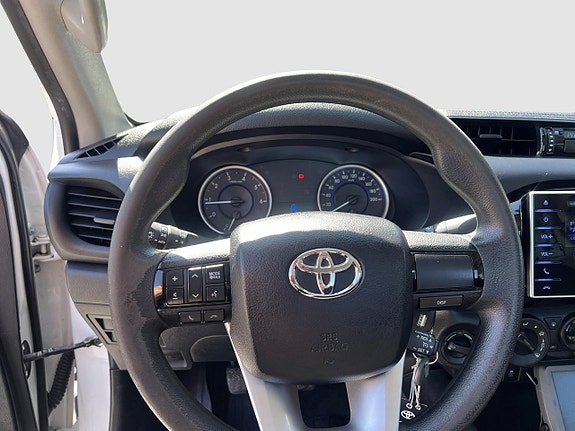 Toyota HiLux 12 of 12
