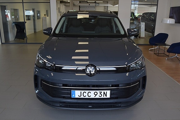 Volkswagen Tiguan 2 of 16