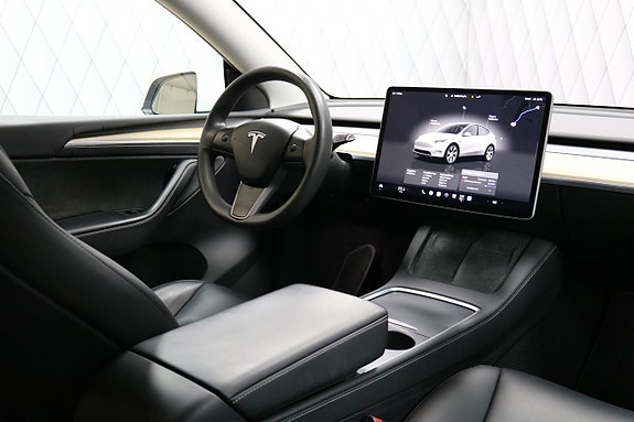 Tesla Model Y 20 of 27