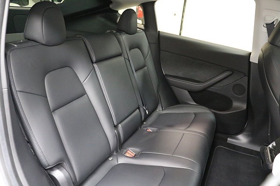 Tesla Model Y 9 of 27