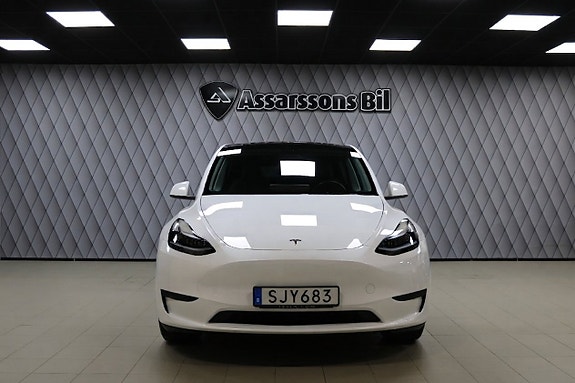 Tesla Model Y 16 of 27