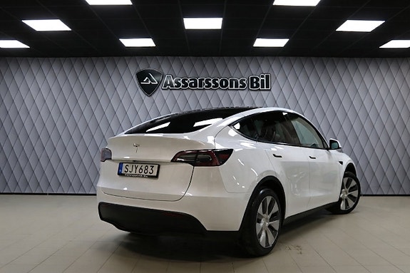 Tesla Model Y 17 of 27