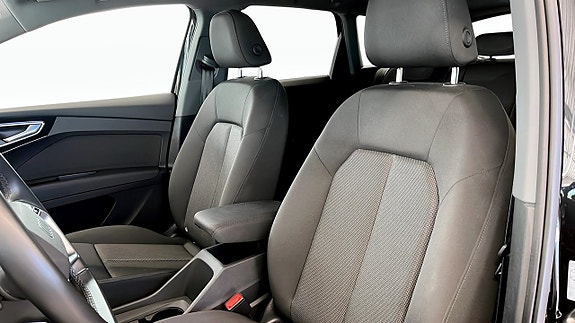 Audi Q4 e-tron 9 of 16