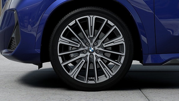BMW iX1 7 of 13