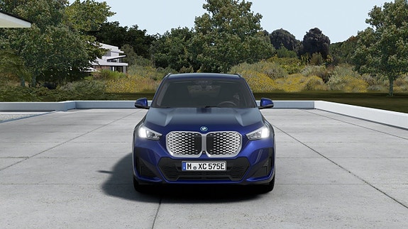BMW iX1 3 of 13
