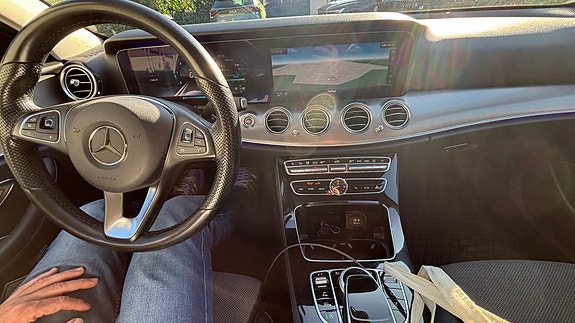 Mercedes-Benz E220 3 of 4