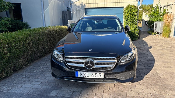 Mercedes-Benz E220 2 of 4