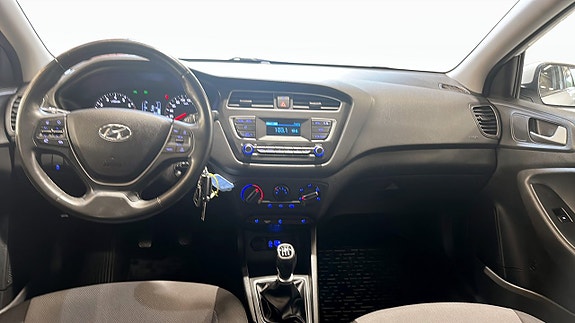 Hyundai i20 10 of 16