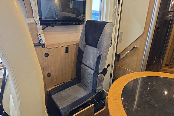 Hymer B 678 3.0 177hk Automat Hydrauliska ben/Ugn/Solcell/5-bältad 10 of 30