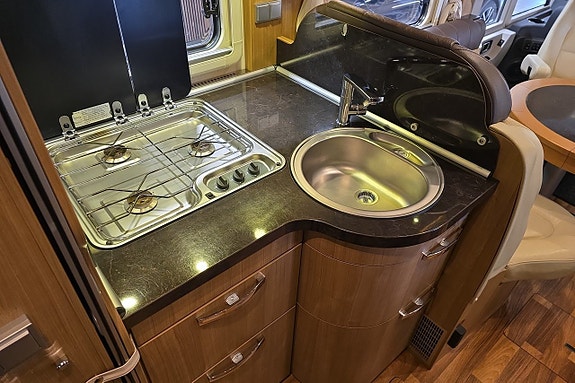 Hymer B 678 3.0 177hk Automat Hydrauliska ben/Ugn/Solcell/5-bältad 14 of 30
