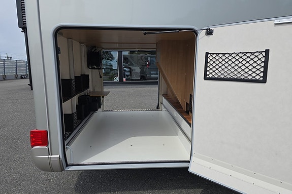 Hymer B 678 3.0 177hk Automat Hydrauliska ben/Ugn/Solcell/5-bältad 30 of 30