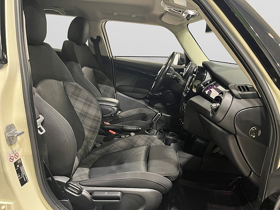 MINI Cooper S 9 of 19