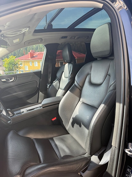 Volvo XC60 8 of 16
