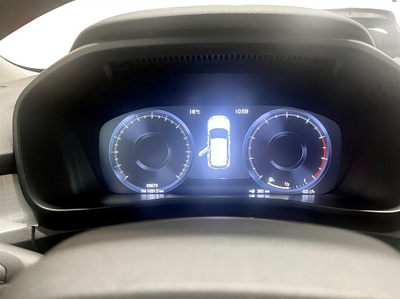 Volvo XC40 8 of 15