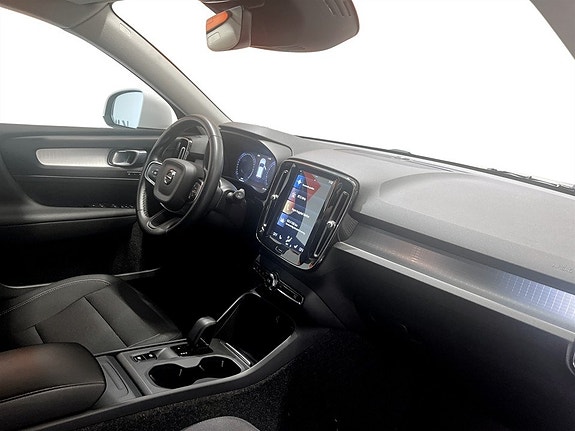 Volvo XC40 11 of 15