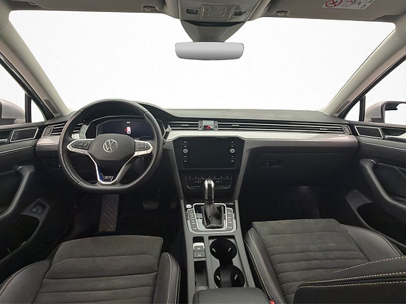 Volkswagen Passat 13 of 30