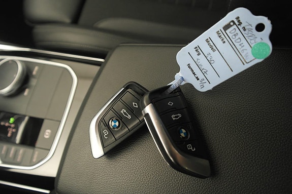 BMW 330e 12 of 21