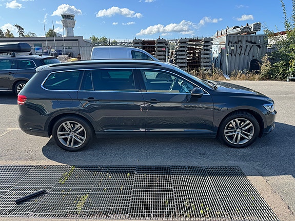 Volkswagen Passat 2 of 13