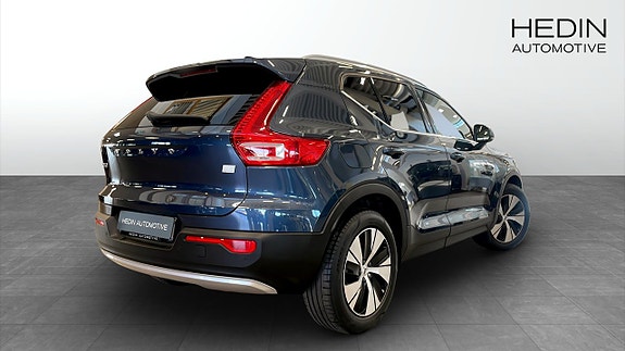 Volvo XC40 2 of 11