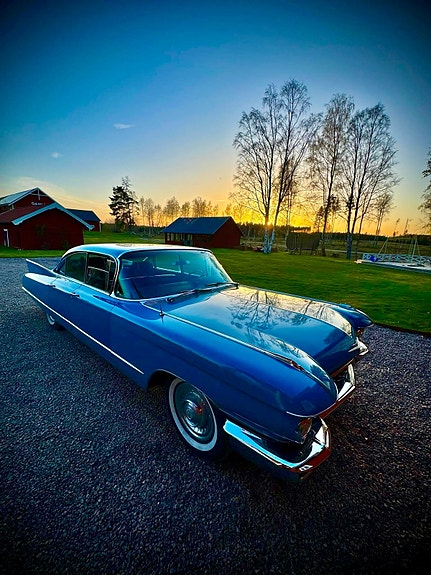 Cadillac Sedan DeVille 2 of 5