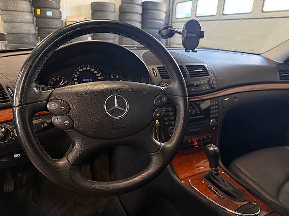 Mercedes-Benz E220 9 of 14