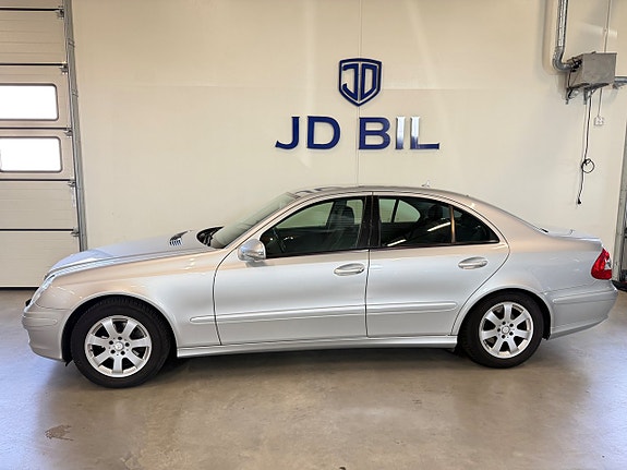 Mercedes-Benz E220 2 of 14
