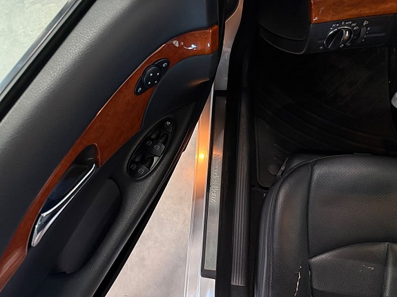 Mercedes-Benz E220 7 of 14