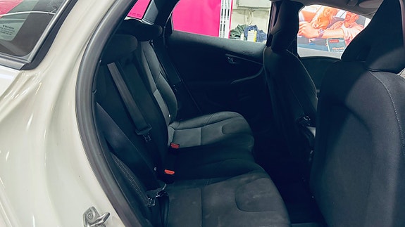 Volvo V40 10 of 18