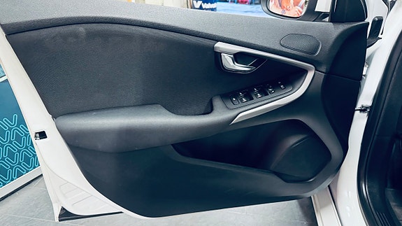 Volvo V40 16 of 18