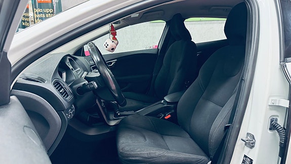 Volvo V40 12 of 18