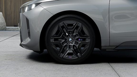 BMW iX 7 of 13
