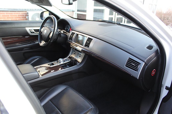 Jaguar XF 7 of 15