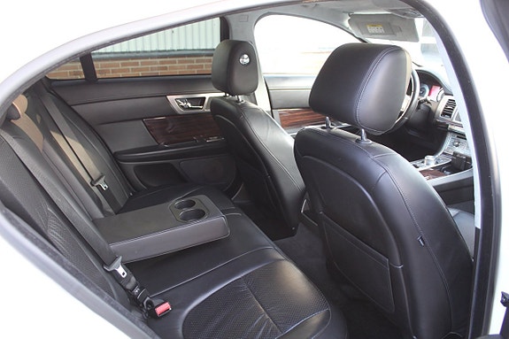 Jaguar XF 8 of 15